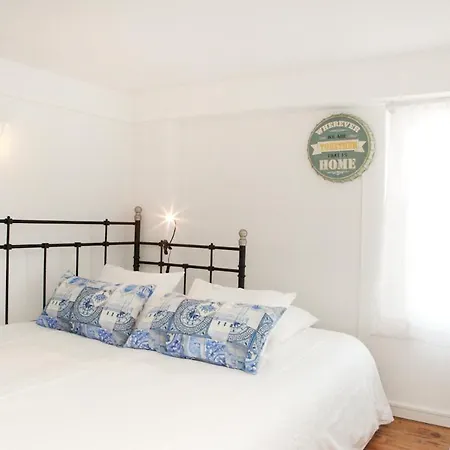 Best Terrace River View Apt In Alfama 리스본