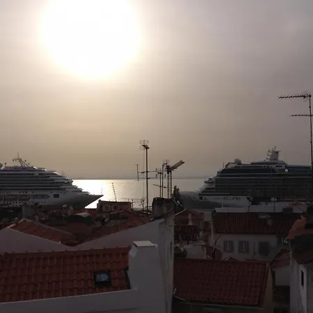 Best Terrace River View Apt In Alfama 아파트 *