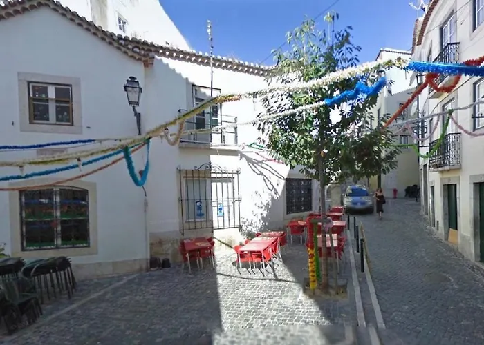 Best Terrace River View Apt In Alfama Лиссабон