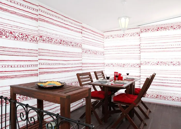 Best Terrace River View Apt In Alfama Лиссабон