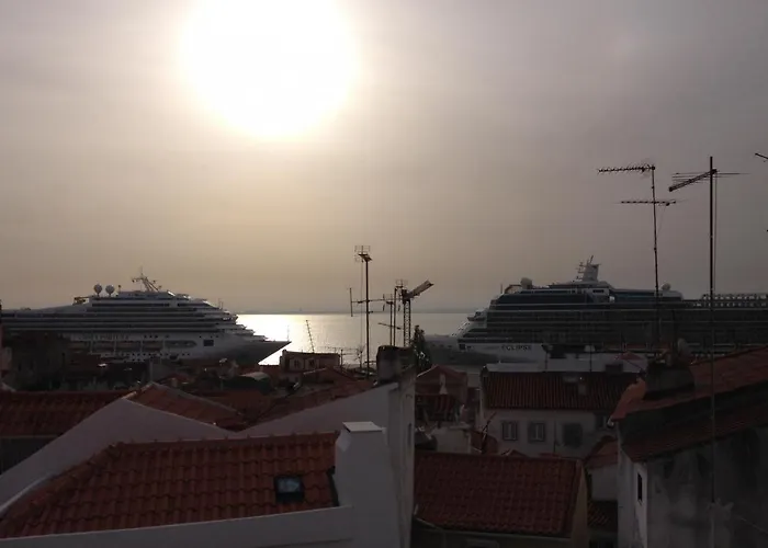 Best Terrace River View Apt In Alfama Apartment *